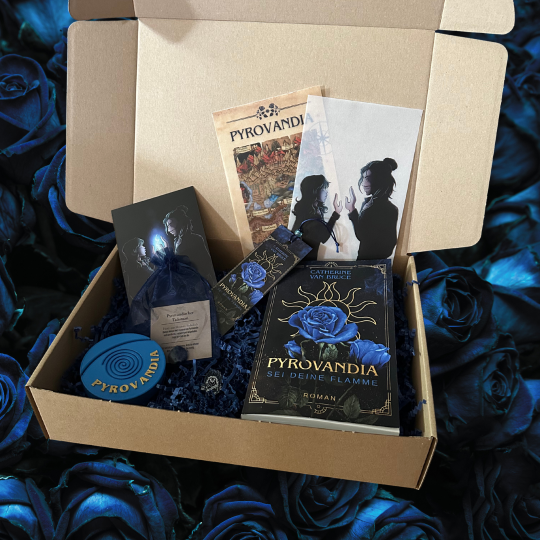 Pyrovandia Buchbox "Deluxe" mit Taschenbuch, pyrovandischem Talisman, Acryl-Pin "pyrovandische Rose", Lesezeichen mit Bändchen und Perle, Charakterkarte samt 3D-gedrucktem Aufsteller und zwei Page-Overlays (Motive: "Helia und Jacob", sowie die "Karte Pyrovandias")