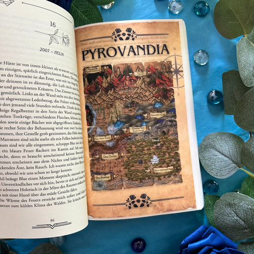 Bild zeigt Detailaufnahme des Page-Overlays mit dem Motiv "Landkarte von Pyrovandia" auf Transparentpapier, eingelegt im Taschenbuch.