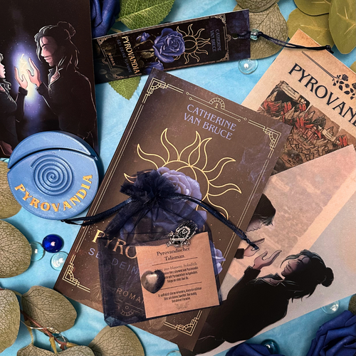 Pyrovandia Buchbox "Deluxe" mit Taschenbuch, pyrovandischem Talisman, Acryl-Pin "pyrovandische Rose", Lesezeichen mit Bändchen und Perle, Charakterkarte samt 3D-gedrucktem Aufsteller und zwei Page-Overlays (Motive: "Helia und Jacob", sowie die "Karte Pyrovandias")