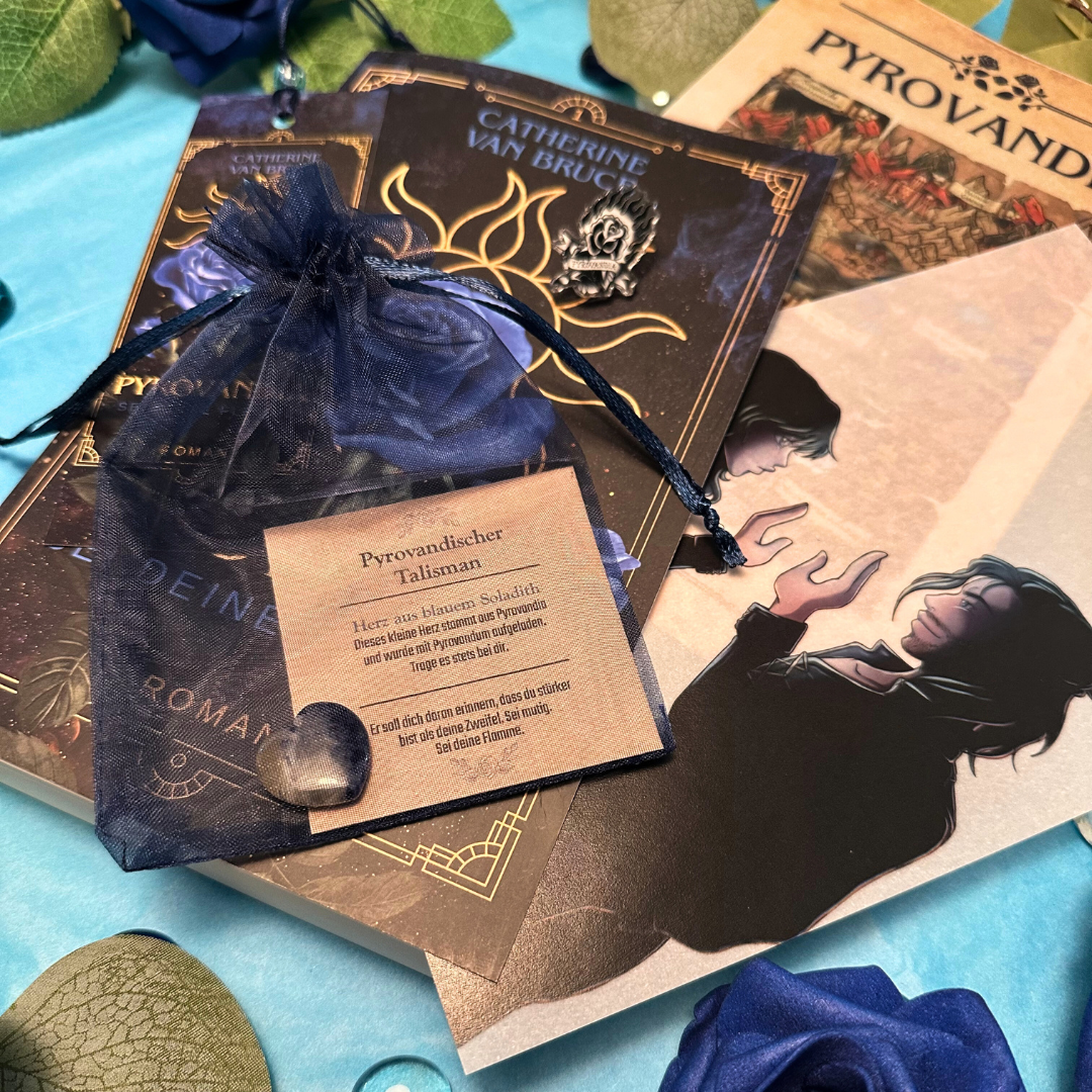 Detailaufnahme Pyrovandischer Talisman: Ein kleines Edelstein-Herz in einem blauen Stoffsäckchen.