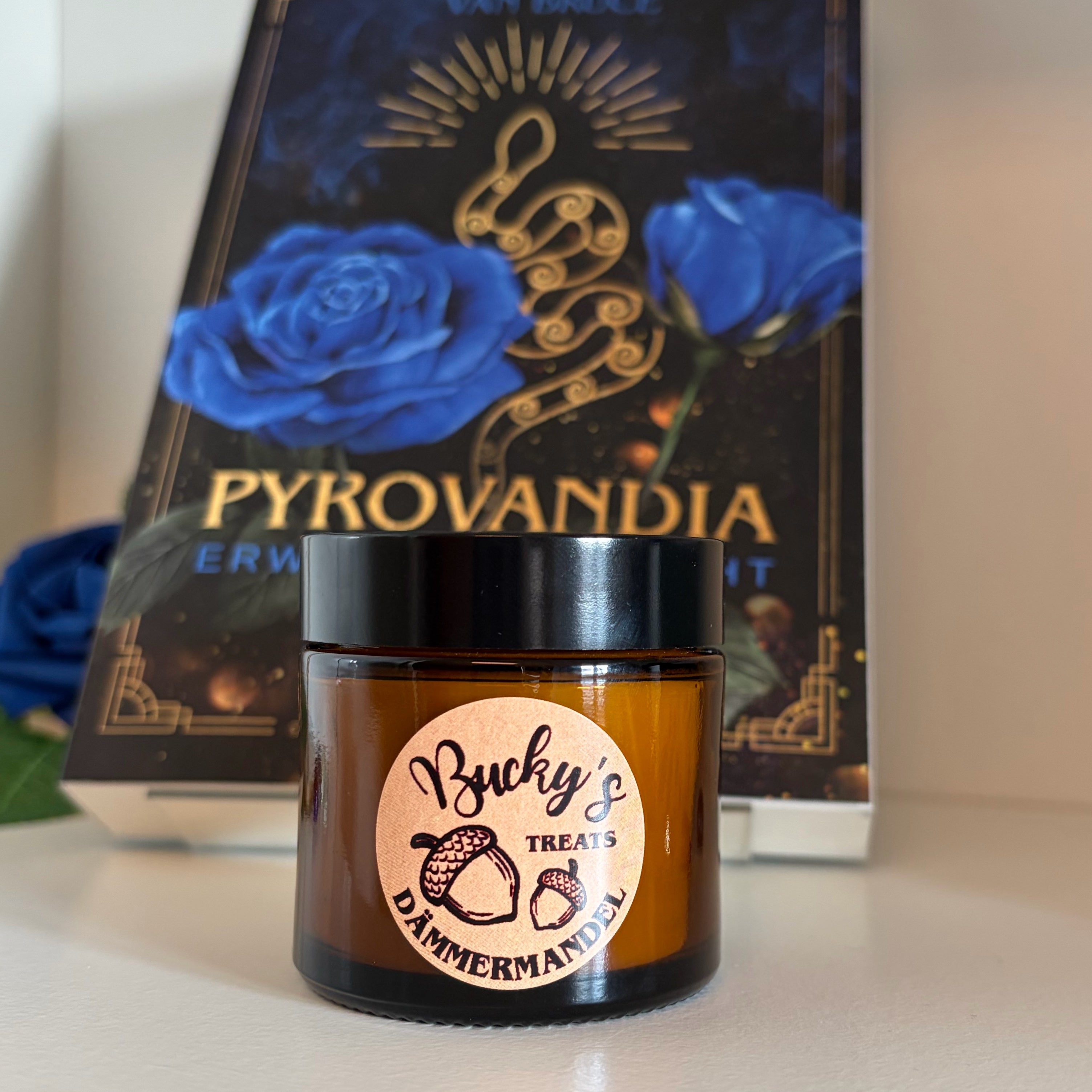 Buchkerze | "Bucky's Treats – Dämmermandel"