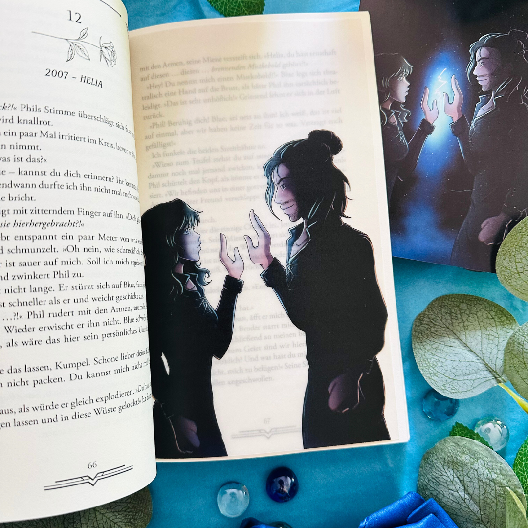 Pyrovandia Page-Overlay zum Einlegen ins Taschenbuch aus Transparentpapier mit den beiden ProtagonistInnen Helia und Jacob gezeichnet im Comic Design. Sie stehen sich gegenüber und haben die Hände erhoben.